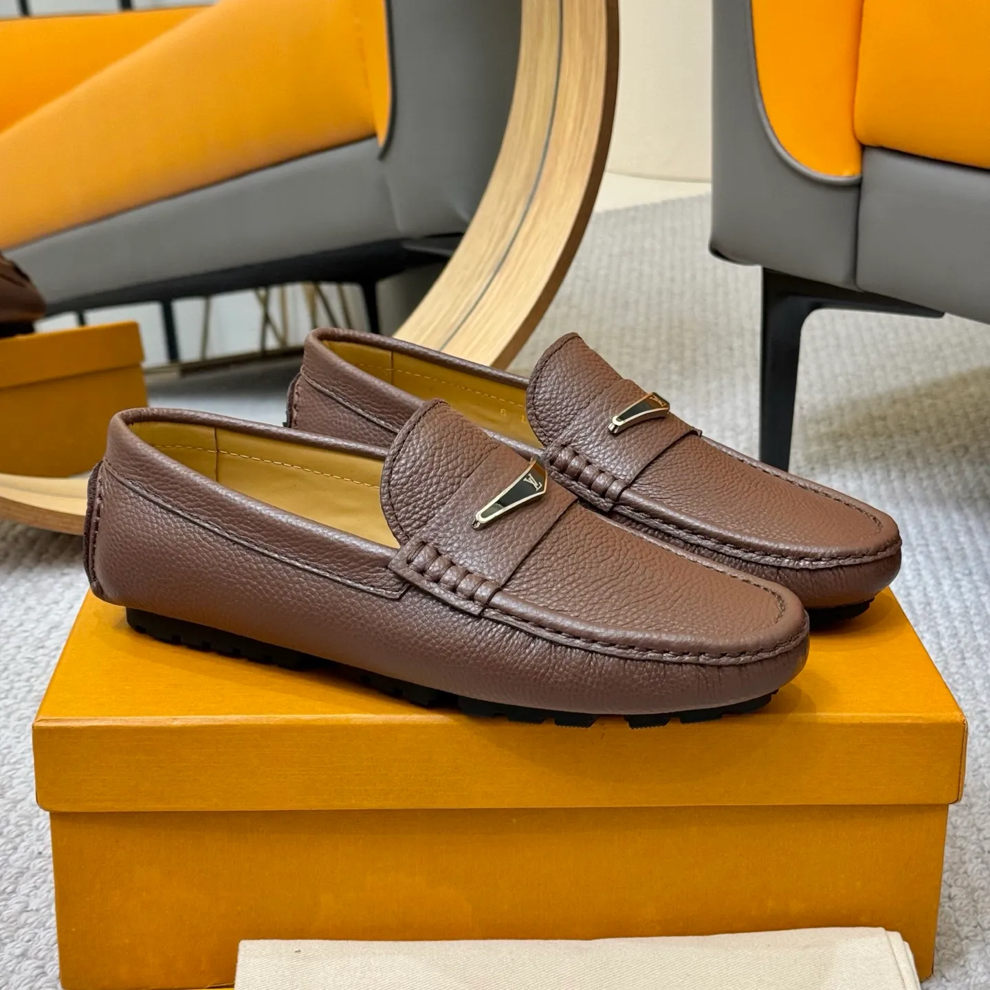Men's men's shoes 💰420 (Yangli) LV 2⃣️0⃣️2⃣️5️⃣Spring and summer counter GLORIA series models ✈️Original factory special leather production, original last type. A classic driving slip-on casual shoe that shows an elegant style with exquisite craftsmanship details such as Monogram embossing all over the upper🌀Italian imported calfskin fabric Sheepskin foot pads➕Inside～Private mold replica sole Unique style Comfortable driving slip-on Size: 4-12 (38-46) Comes with [Counter packaging: original box, wrapping paper, card, instruction manual, shoehorn, cloth bag] No pressure to enter and leave the counter!